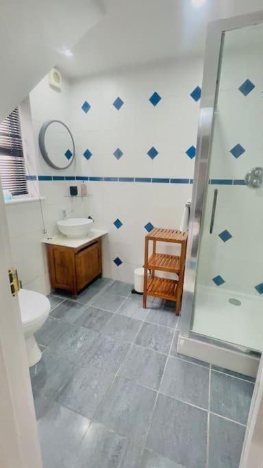 Amazing Location - City Of London- 2 Bedroom Stunning Canal View House With Private Garden,Parking & Balcony ภายนอก รูปภาพ