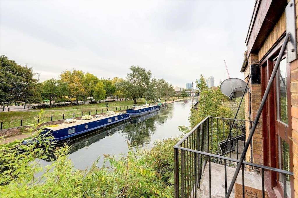 Amazing Location - City Of London- 2 Bedroom Stunning Canal View House With Private Garden,Parking & Balcony ภายนอก รูปภาพ
