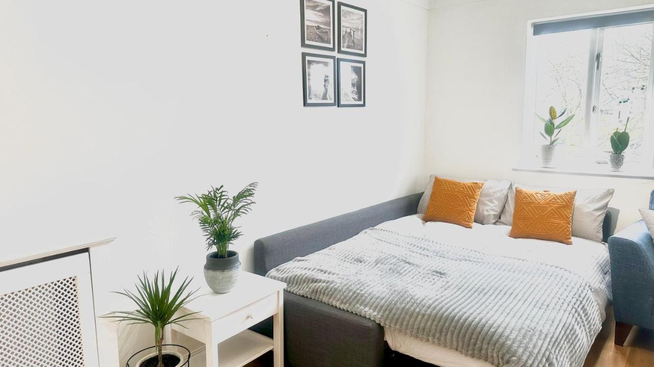 Amazing Location - City Of London- 2 Bedroom Stunning Canal View House With Private Garden,Parking & Balcony ภายนอก รูปภาพ