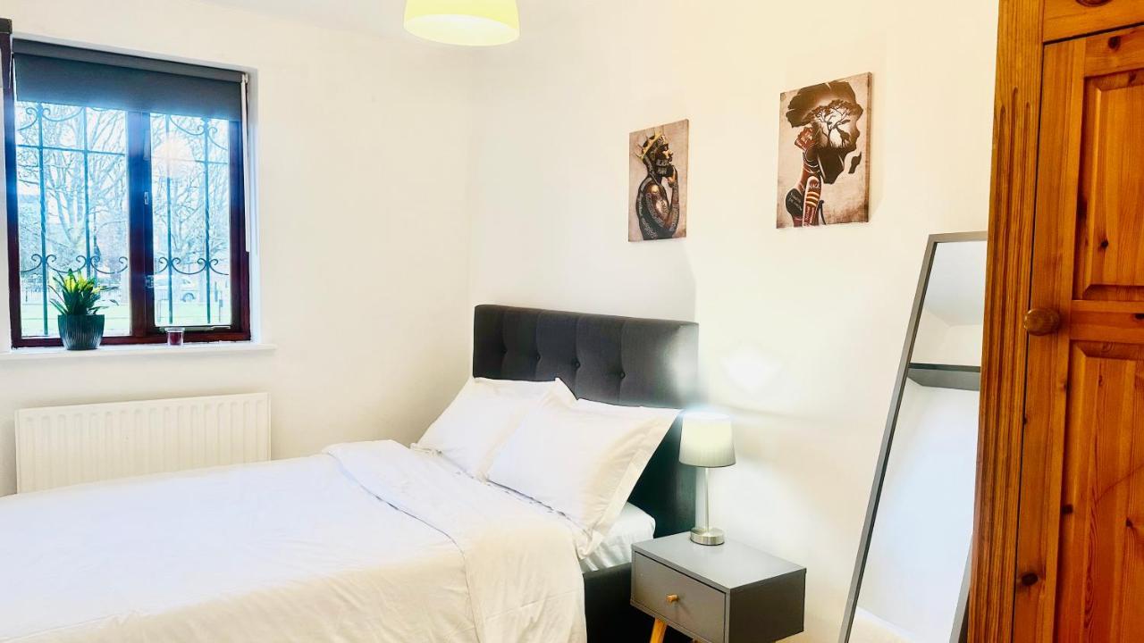 Amazing Location - City Of London- 2 Bedroom Stunning Canal View House With Private Garden,Parking & Balcony ภายนอก รูปภาพ