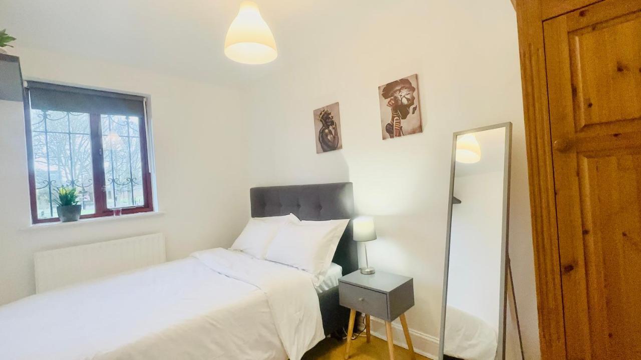 Amazing Location - City Of London- 2 Bedroom Stunning Canal View House With Private Garden,Parking & Balcony ภายนอก รูปภาพ