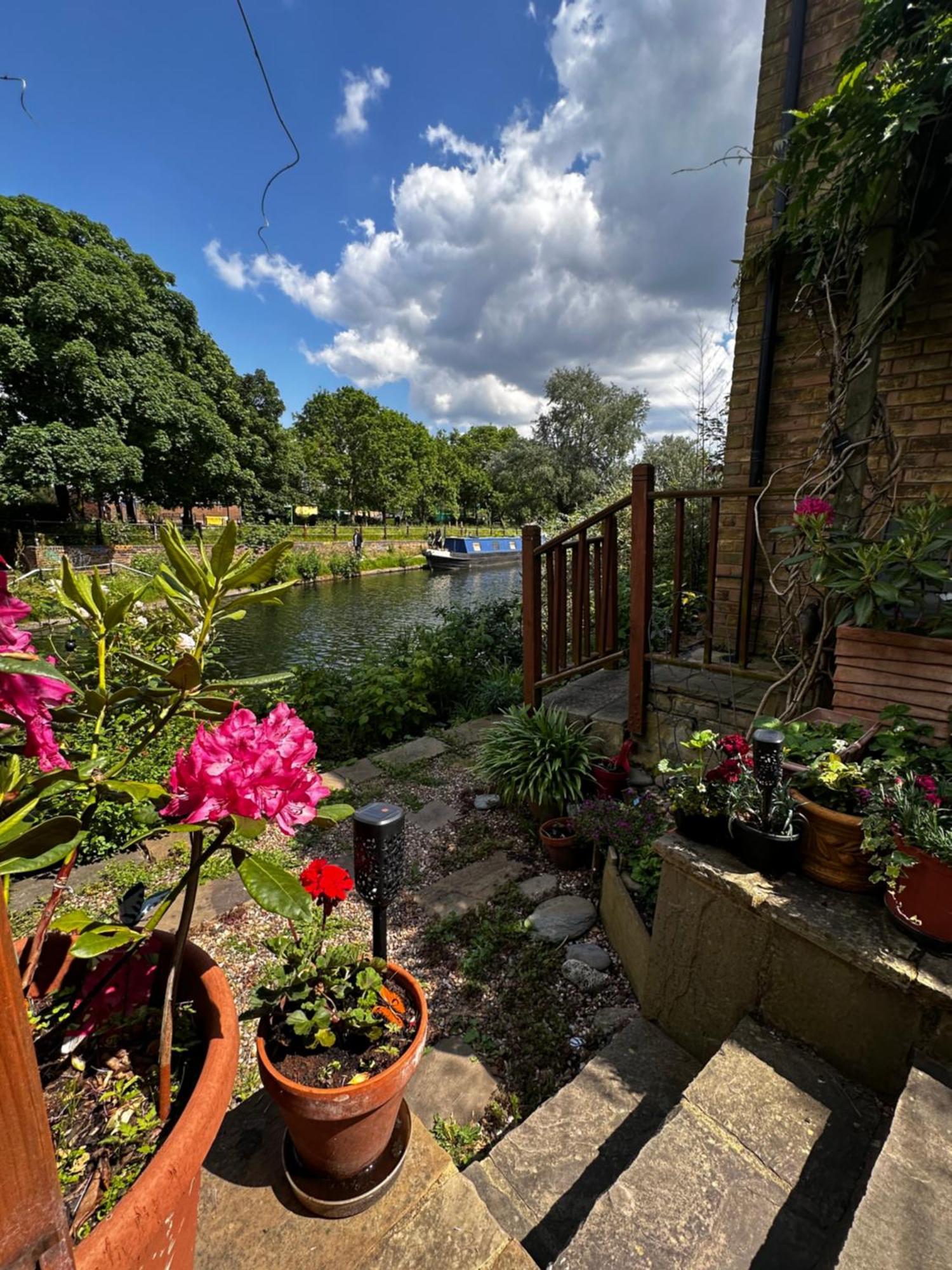 Amazing Location - City Of London- 2 Bedroom Stunning Canal View House With Private Garden,Parking & Balcony ภายนอก รูปภาพ