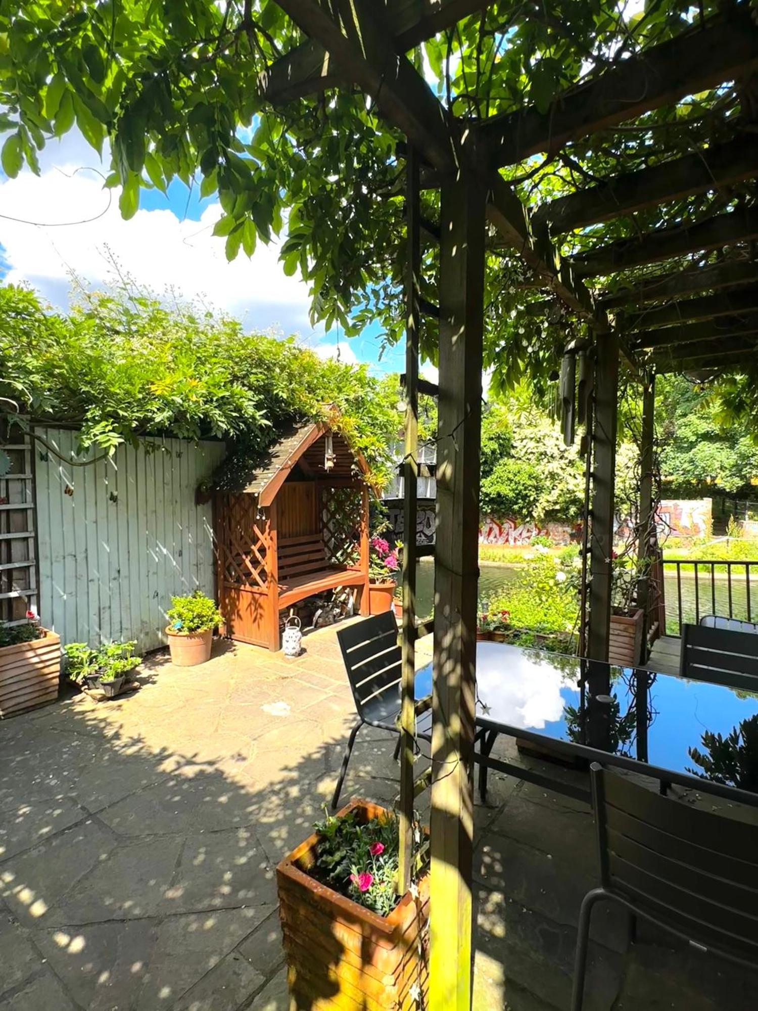 Amazing Location - City Of London- 2 Bedroom Stunning Canal View House With Private Garden,Parking & Balcony ภายนอก รูปภาพ