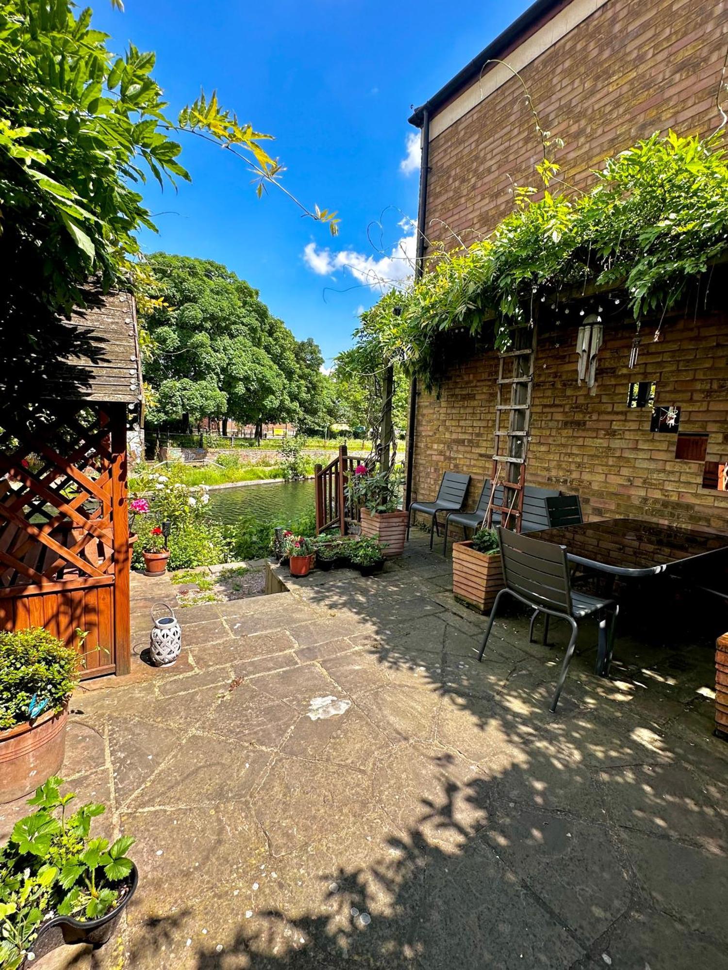 Amazing Location - City Of London- 2 Bedroom Stunning Canal View House With Private Garden,Parking & Balcony ภายนอก รูปภาพ